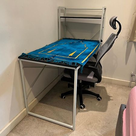 London Holiday Home Newly Refurbished - Entire 4 Bedroom Private House With Kitchen, Living Room & Private Garden - 1 Cape House London, Within 30 Mins From Central London, London Bridge & Canary Wharf Londres Exterior foto