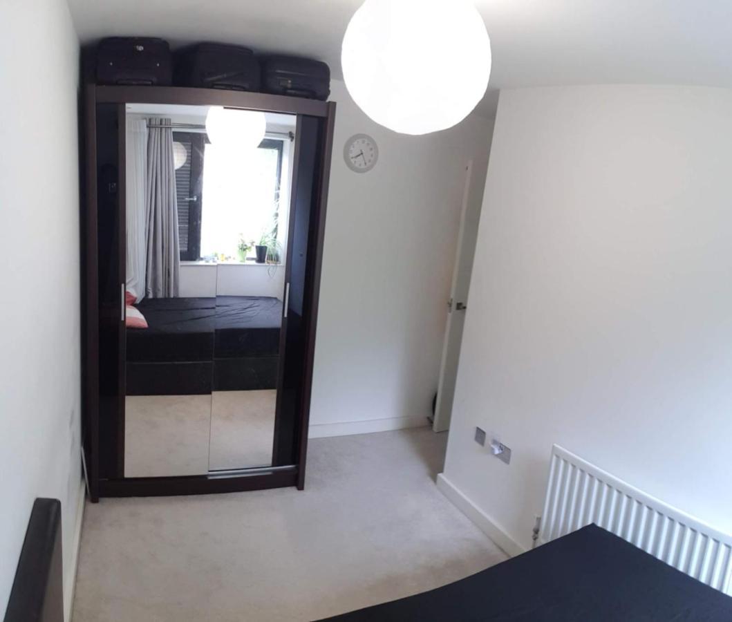 London Holiday Home Newly Refurbished - Entire 4 Bedroom Private House With Kitchen, Living Room & Private Garden - 1 Cape House London, Within 30 Mins From Central London, London Bridge & Canary Wharf Londres Exterior foto