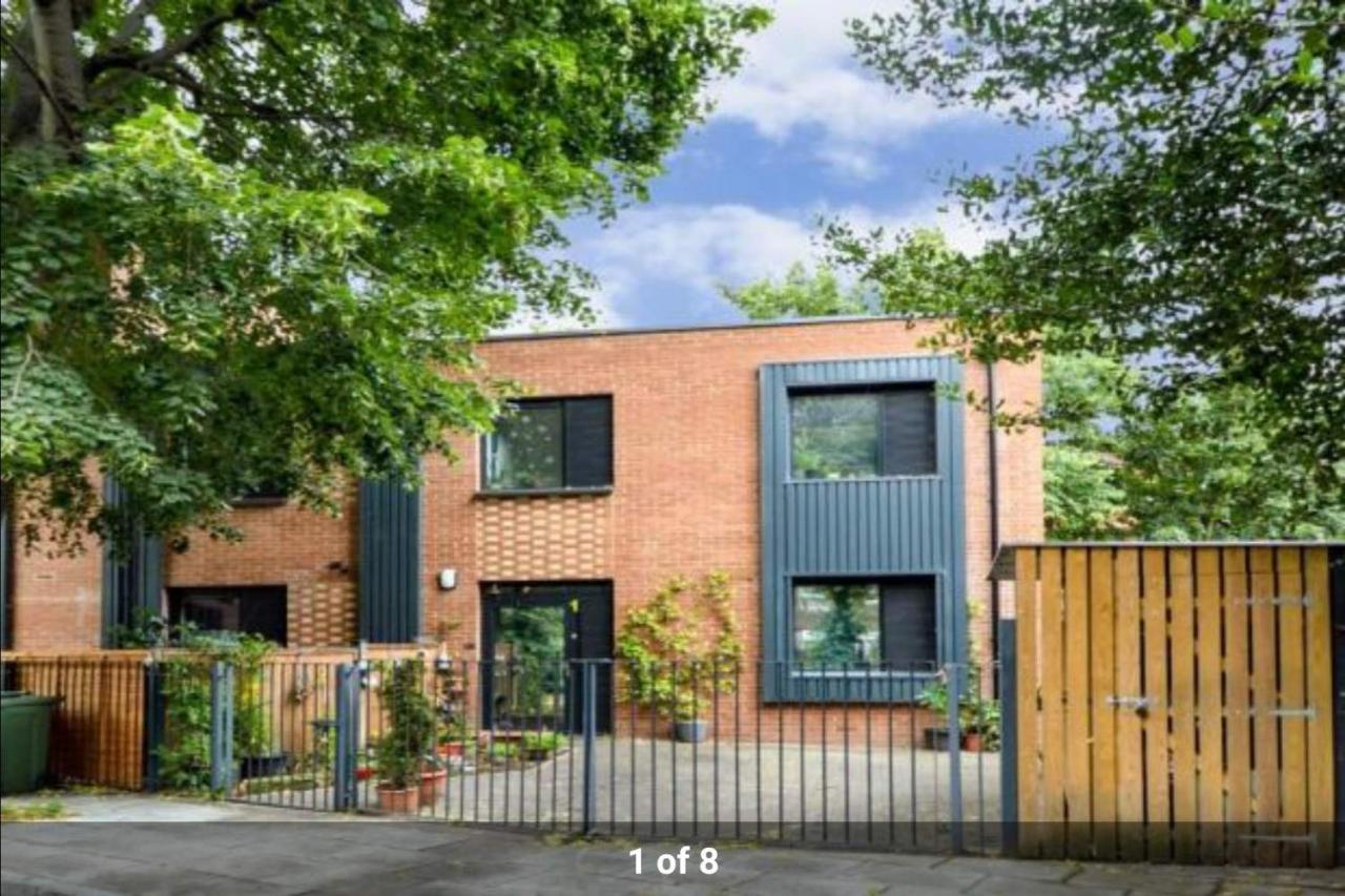 London Holiday Home Newly Refurbished - Entire 4 Bedroom Private House With Kitchen, Living Room & Private Garden - 1 Cape House London, Within 30 Mins From Central London, London Bridge & Canary Wharf Londres Exterior foto