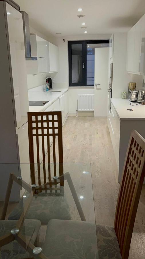 London Holiday Home Newly Refurbished - Entire 4 Bedroom Private House With Kitchen, Living Room & Private Garden - 1 Cape House London, Within 30 Mins From Central London, London Bridge & Canary Wharf Londres Exterior foto