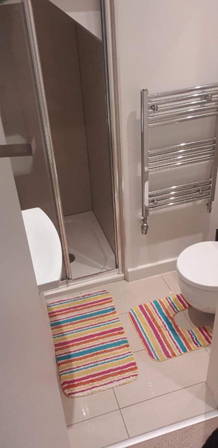 London Holiday Home Newly Refurbished - Entire 4 Bedroom Private House With Kitchen, Living Room & Private Garden - 1 Cape House London, Within 30 Mins From Central London, London Bridge & Canary Wharf Londres Exterior foto