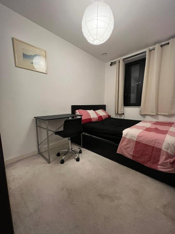 London Holiday Home Newly Refurbished - Entire 4 Bedroom Private House With Kitchen, Living Room & Private Garden - 1 Cape House London, Within 30 Mins From Central London, London Bridge & Canary Wharf Londres Exterior foto