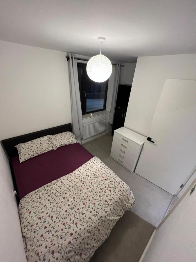 London Holiday Home Newly Refurbished - Entire 4 Bedroom Private House With Kitchen, Living Room & Private Garden - 1 Cape House London, Within 30 Mins From Central London, London Bridge & Canary Wharf Londres Exterior foto