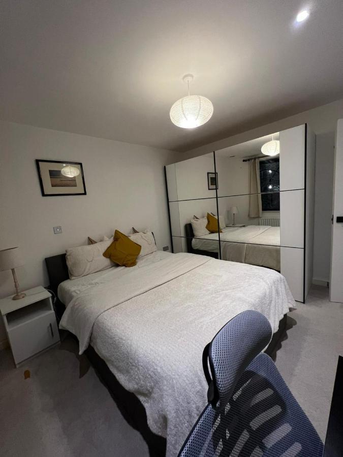 London Holiday Home Newly Refurbished - Entire 4 Bedroom Private House With Kitchen, Living Room & Private Garden - 1 Cape House London, Within 30 Mins From Central London, London Bridge & Canary Wharf Londres Exterior foto