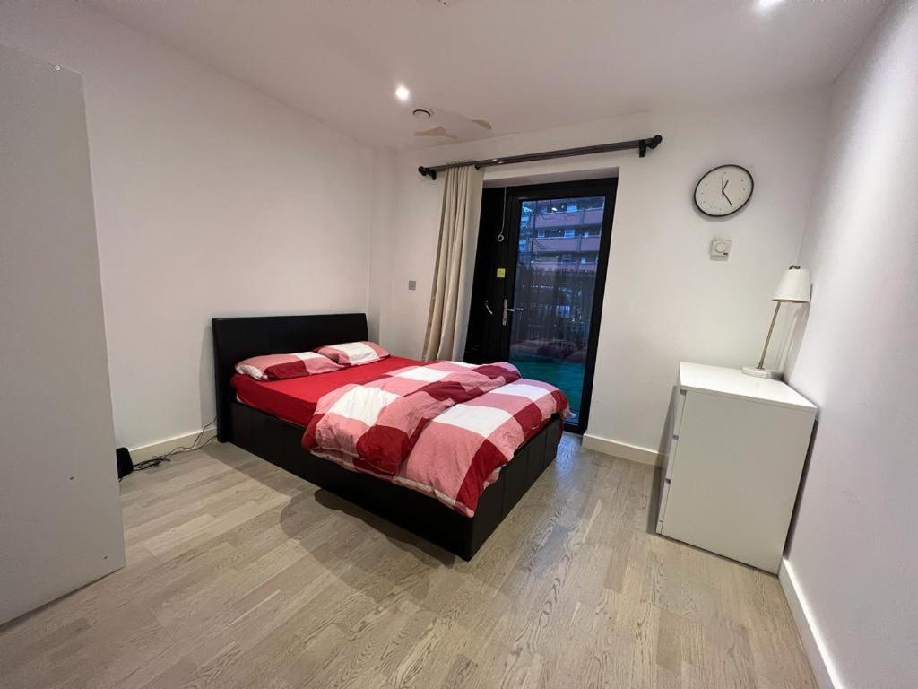 London Holiday Home Newly Refurbished - Entire 4 Bedroom Private House With Kitchen, Living Room & Private Garden - 1 Cape House London, Within 30 Mins From Central London, London Bridge & Canary Wharf Londres Exterior foto
