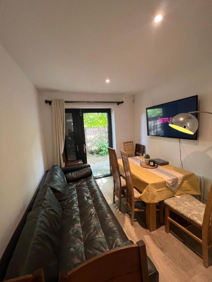 London Holiday Home Newly Refurbished - Entire 4 Bedroom Private House With Kitchen, Living Room & Private Garden - 1 Cape House London, Within 30 Mins From Central London, London Bridge & Canary Wharf Londres Exterior foto